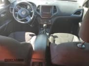 ✅ 2019 Jeep Cherokee Latitude • VIN: 1C4PJMCXXKD360013 • Lot: 86809815. Wystawiony na Copart z przebiegiem 111 518 mil. Bezpłatny archiwum sprzedaży aukcyjnych z USA i szczegółowy raport historii pojazdu na DreamBid. Zdjęcie 8.