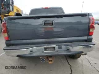 2005 Chevrolet Silverado 1500 Z71 z VIN 2GCEK19B351321259, wystawiony jako Copart lot #72497374 z przebiegiem 242 688 mil mil oraz Szkoda całkowita • Salvage title. Historia ofert i sprzedaży dostępna na DreamBid. Obrazek 6.