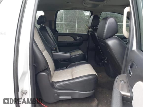 ✅ 2007 Chevrolet Suburban LT • VIN: 3GNFK16327G269092 • Lot: 43845074. Listed on IAAI with 283,708 mi. Free auction sales archive from the USA and detailed vehicle history report at DreamBid. Image 8.