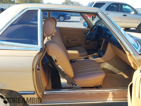 ✅ 1984 Mercedes-Benz 380 SL • VIN: WDBBA45AXEA012235 • Лот: 43484647. Опубликован ранее на IAAI с пробегом 169 485 миль. Бесплатный доступ к архиву аукционных продаж из США и подробный отчёт об истории автомобиля на DreamBid. Изображение 5.