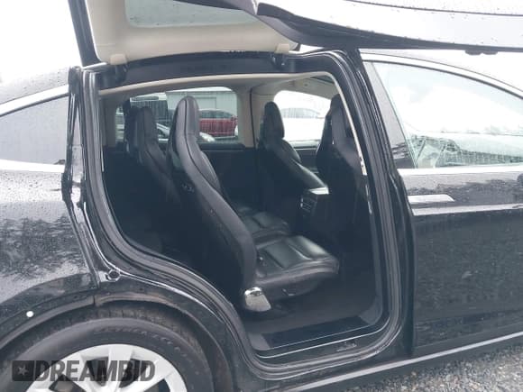 ✅ 2016 Tesla Model X 70D • VIN: 5YJXCAE21GF008741 • Lot: 43802873. Wystawiony na IAAI z przebiegiem 85 796 mil. Bezpłatny archiwum sprzedaży aukcyjnych z USA i szczegółowy raport historii pojazdu na DreamBid. Zdjęcie 8.