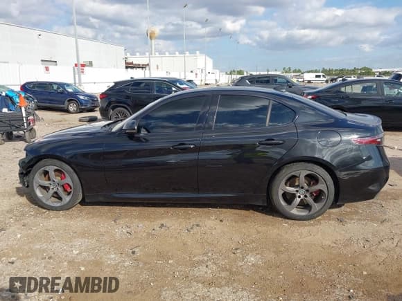 ✅ 2018 Alfa Romeo Giulia • VIN: ZARFAEBNXJ7566291 • Лот: 43626165. Опубликован ранее на IAAI с пробегом 109 746 миль. Бесплатный доступ к архиву аукционных продаж из США и подробный отчёт об истории автомобиля на DreamBid. Изображение 15.