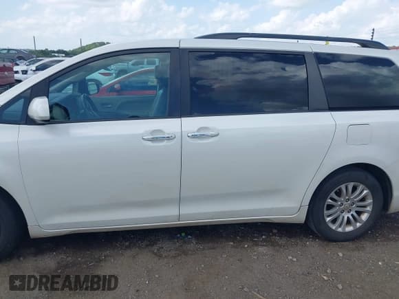 ✅ 2017 Toyota Sienna XLE Auto Access Seat • VIN: 5TDYZ3DCXHS801591 • Lot: 42724706. Listed on IAAI with 197,582 mi. Free auction sales archive from the USA and detailed vehicle history report at DreamBid. Image 15.