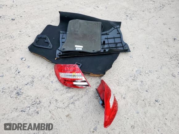 ✅ 2012 Mercedes-Benz C 250 Sport • VIN: WDDGF4HBXCA599312 • Lot: 92996265. Wystawiony na Copart z przebiegiem 126 937 mil. Bezpłatny archiwum sprzedaży aukcyjnych z USA i szczegółowy raport historii pojazdu na DreamBid. Zdjęcie 12.