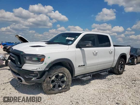 2020 Ram 1500 Rebel z VIN 1C6SRFLM5LN364977, wystawiony jako Copart lot #70115965 z przebiegiem 96 631 mil mil oraz Szkoda całkowita • Salvage title. Historia ofert i sprzedaży dostępna na DreamBid. Obrazek 1.