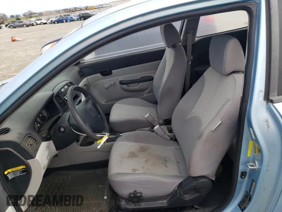 ✅ 2010 Hyundai Accent GS • VIN: KMHCM3AC7AU186010 • Лот: 46827205. Опубликован ранее на Copart с пробегом 59 526 миль. Бесплатный доступ к архиву аукционных продаж из США и подробный отчёт об истории автомобиля на DreamBid. Изображение 7.