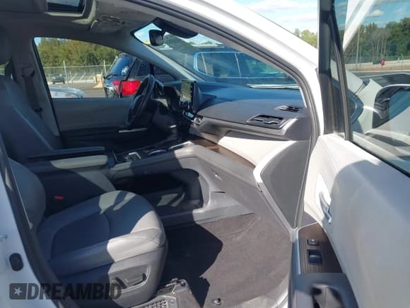 ✅ 2022 Toyota Sienna XLE • VIN: 5TDYRKEC0NS087877 • Lot: 43385541. Listed on IAAI with 102,212 mi. Free auction sales archive from the USA and detailed vehicle history report at DreamBid. Image 5.