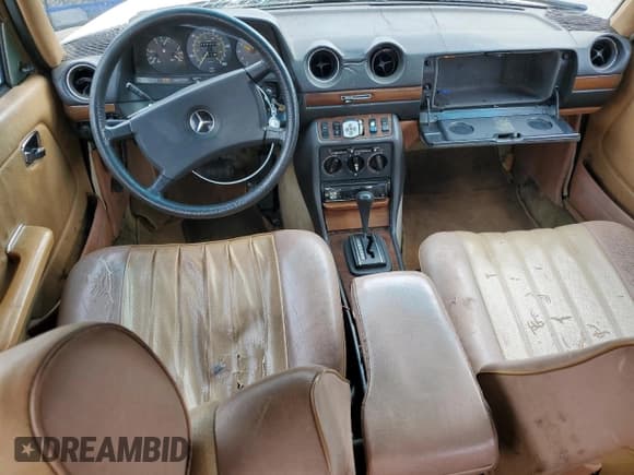 ✅ 1983 Mercedes-Benz 240 • VIN: WDBAB23A6DB379142 • Lot: 79520254. Wystawiony na Copart z przebiegiem 306 453 mil. Bezpłatny archiwum sprzedaży aukcyjnych z USA i szczegółowy raport historii pojazdu na DreamBid. Zdjęcie 8.