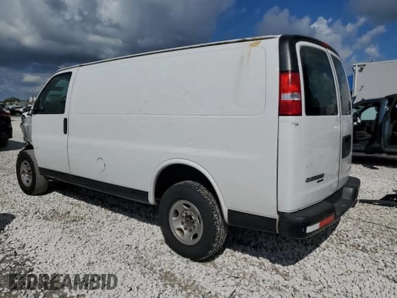 ✅ 2015 Chevrolet Express Cargo • VIN: 1GCWGFCF9F1233046 • Lot: 71058955. Wystawiony na Copart z przebiegiem 212 481 mil. Bezpłatny archiwum sprzedaży aukcyjnych z USA i szczegółowy raport historii pojazdu na DreamBid. Zdjęcie 2.