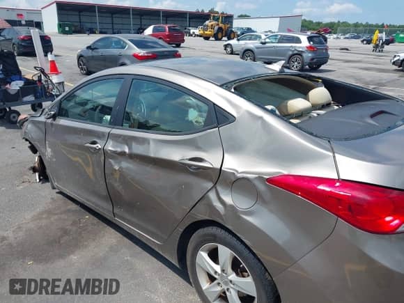 2013 Hyundai Elantra GLS z VIN 5NPDH4AE0DH213650, wystawiony jako IAAI lot #42601822 z przebiegiem 163 693 mil mil oraz . Historia ofert i sprzedaży dostępna na DreamBid. Obrazek 6.