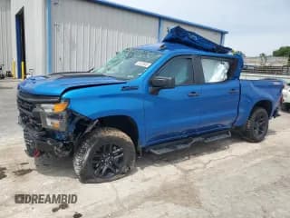 ✅ 2023 Chevrolet Silverado 1500 Custom Trail Boss • VIN: 3GCPDCEK1PG352119 • Lot: 61423405. Wystawiony na Copart z przebiegiem 19 909 mil. Bezpłatny archiwum sprzedaży aukcyjnych z USA i szczegółowy raport historii pojazdu na DreamBid. Zdjęcie 1.