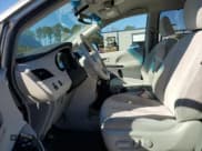 ✅ 2014 Toyota Sienna LE • VIN: 5TDJK3DC6ES073995 • Lot: 92179905. Wystawiony na Copart z przebiegiem 198 606 mil. Bezpłatny archiwum sprzedaży aukcyjnych z USA i szczegółowy raport historii pojazdu na DreamBid. Zdjęcie 7.