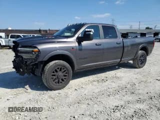 ✅ 2025 Ram 3500 Limited • VIN: 3C63R3RL2SG540537 • Лот: 84724415. Опубликован ранее на Copart с пробегом 3 793 миль. Бесплатный доступ к архиву аукционных продаж из США и подробный отчёт об истории автомобиля на DreamBid. Изображение 1.