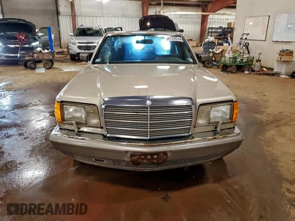 ✅ 1986 Mercedes-Benz 420 SEL • VIN: WDBCA35D2GA246302 • Lot: 87239744. Wystawiony na Copart z przebiegiem 101 975 mil. Bezpłatny archiwum sprzedaży aukcyjnych z USA i szczegółowy raport historii pojazdu na DreamBid. Zdjęcie 5.