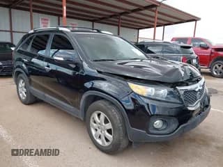 ✅ 2013 Kia Sorento LX • VIN: 5XYKT3A69DG414947 • Лот: 43012998. Опубликован ранее на IAAI с пробегом 107 694 миль. Бесплатный доступ к архиву аукционных продаж из США и подробный отчёт об истории автомобиля на DreamBid. Изображение 1.