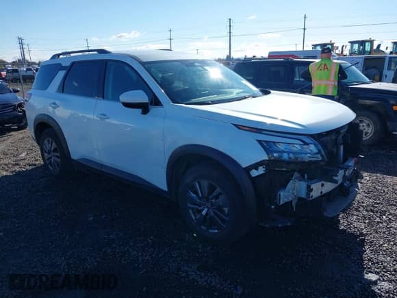 2024 Nissan Pathfinder SV z VIN 5N1DR3BA8RC256649, wystawiony jako IAAI lot #43421965 z przebiegiem 45 565 mil mil oraz . Historia ofert i sprzedaży dostępna na DreamBid. Obrazek 1.