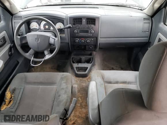 2005 Dodge Dakota ST z VIN 1D7HW28K55S265016, wystawiony jako Copart lot #81959724 z przebiegiem 154 306 mil mil oraz Czysty tytuł • Clean title. Historia ofert i sprzedaży dostępna na DreamBid. Obrazek 8.