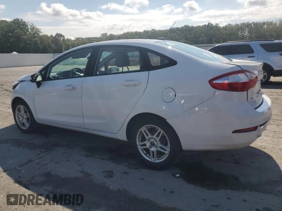 ✅ 2019 Ford Fiesta SE • VIN: 3FADP4BJ1KM124195 • Lot: 81203625. Wystawiony na Copart z przebiegiem 122 187 mil. Bezpłatny archiwum sprzedaży aukcyjnych z USA i szczegółowy raport historii pojazdu na DreamBid. Zdjęcie 2.