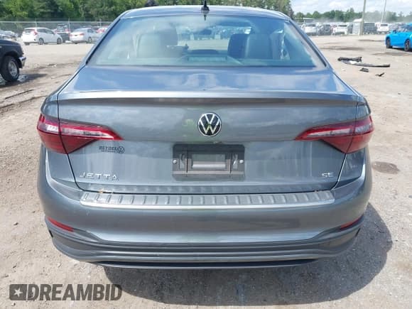 ✅ 2024 Volkswagen Jetta SE • VIN: 3VWEM7BU7RM026847 • Lot: 42722266. Wystawiony na IAAI z przebiegiem 18 730 mil. Bezpłatny archiwum sprzedaży aukcyjnych z USA i szczegółowy raport historii pojazdu na DreamBid. Zdjęcie 16.