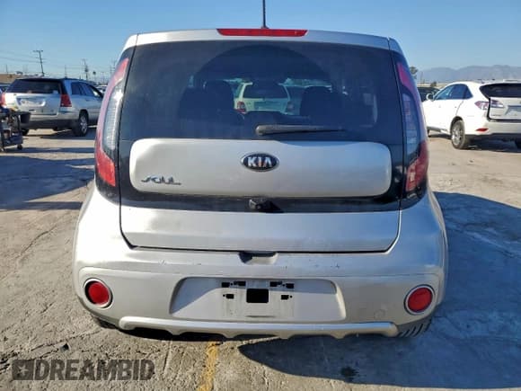 ✅ 2018 Kia Soul + • VIN: KNDJP3A55J7575442 • Лот: 94323865. Опубликован ранее на Copart с пробегом 145 818 миль. Бесплатный доступ к архиву аукционных продаж из США и подробный отчёт об истории автомобиля на DreamBid. Изображение 6.