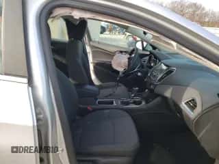 ✅ 2018 Chevrolet Cruze LT • VIN: 3G1BE6SM9JS635640 • Lot: 64251322. Wystawiony na Copart z przebiegiem Nie podano mil. Skorzystaj z bezpłatnego archiwum sprzedaży aukcyjnych z USA i zobacz szczegółowy raport historii pojazdu na DreamBid. Zdjęcie 5.