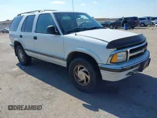 1997 Chevrolet Blazer LS z VIN 1GNDT13W8V2135390, wystawiony jako IAAI lot #43400178 z przebiegiem 130 869 mil mil oraz . Historia ofert i sprzedaży dostępna na DreamBid. Obrazek 1.