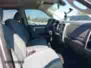 2019 Ram 1500 Big Horn z VIN 1C6RR6TT0KS712030, wystawiony jako IAAI lot #42488959 z przebiegiem 81 612 mil mil oraz . Historia ofert i sprzedaży dostępna na DreamBid. Obrazek 5.