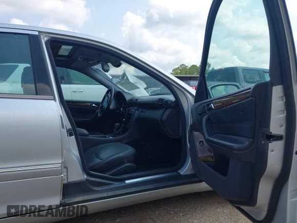 ✅ 2003 Mercedes-Benz C 320 • VIN: WDBRF64J73F341438 • Lot: 42371572. Wystawiony na IAAI z przebiegiem 228 061 mil. Bezpłatny archiwum sprzedaży aukcyjnych z USA i szczegółowy raport historii pojazdu na DreamBid. Zdjęcie 18.