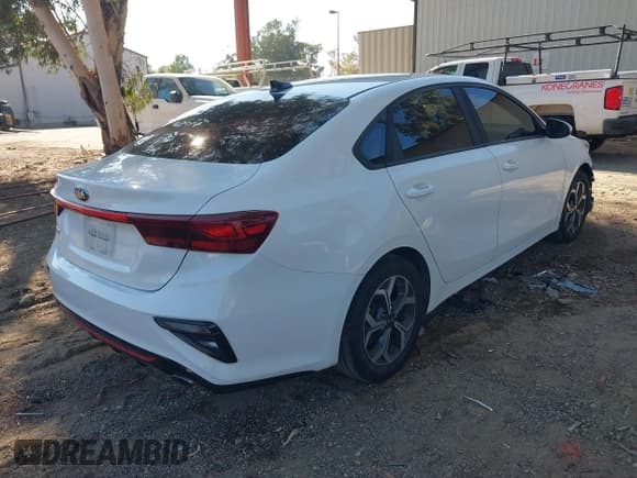 ✅ 2020 Kia Forte LXS • VIN: 3KPF24AD5LE148069 • Lot: 43603687. Wystawiony na IAAI z przebiegiem 82 761 mil. Bezpłatny archiwum sprzedaży aukcyjnych z USA i szczegółowy raport historii pojazdu na DreamBid. Zdjęcie 4.