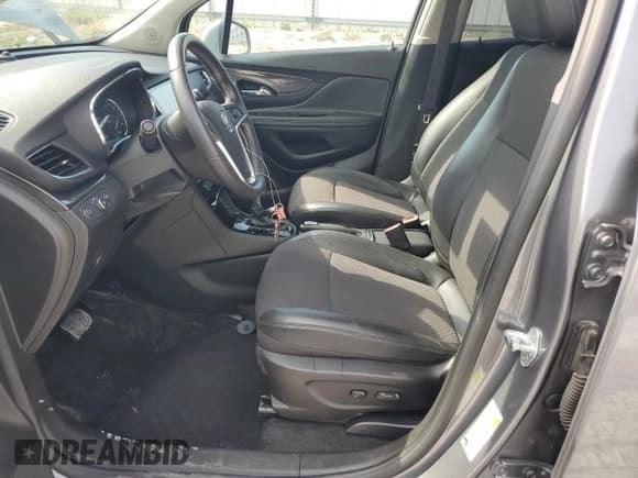 ✅ 2020 Buick Encore Sport Touring • VIN: KL4CJ1SB9LB002704 • Lot: 87076115. Wystawiony na Copart z przebiegiem 21 322 mil. Bezpłatny archiwum sprzedaży aukcyjnych z USA i szczegółowy raport historii pojazdu na DreamBid. Zdjęcie 7.