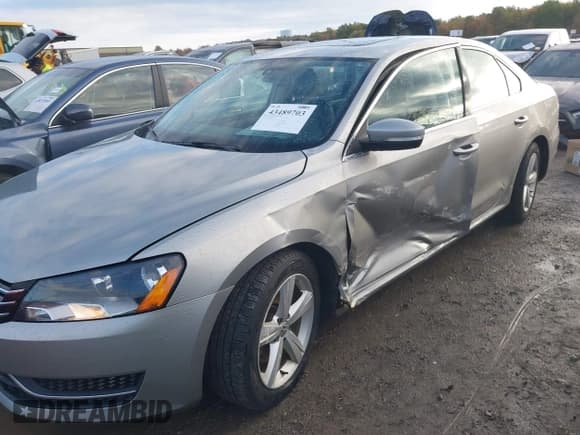 ✅ 2013 Volkswagen Passat SE • VIN: 1VWBP7A33DC130314 • Lot: 43489703. Wystawiony na IAAI z przebiegiem 113 324 mil. Bezpłatny archiwum sprzedaży aukcyjnych z USA i szczegółowy raport historii pojazdu na DreamBid. Zdjęcie 6.