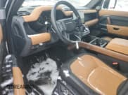 ✅ 2024 Land Rover Defender X • VIN: SALEXFEU3R2356517 • Lot: 44367185. Wystawiony na Copart z przebiegiem 5 755 mil. Bezpłatny archiwum sprzedaży aukcyjnych z USA i szczegółowy raport historii pojazdu na DreamBid. Zdjęcie 8.