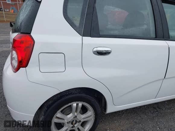 2011 Chevrolet Aveo 1LT z VIN KL1TD6DE4BB142084, wystawiony jako IAAI lot #41494751 z przebiegiem 212 720 mil mil oraz . Historia ofert i sprzedaży dostępna na DreamBid. Obrazek 14.