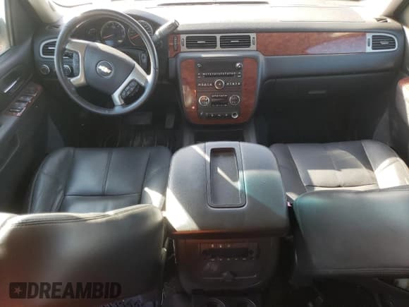 ✅ 2011 Chevrolet Suburban LT • VIN: 1GNSKJE34BR338003 • Lot: 70700754. Wystawiony na Copart z przebiegiem Nie podano. Bezpłatny archiwum sprzedaży aukcyjnych z USA i szczegółowy raport historii pojazdu na DreamBid. Zdjęcie 8.