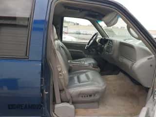 1999 Chevrolet Suburban z VIN 3GNFK16R2XG122257, wystawiony jako IAAI lot #43360513 z przebiegiem 159 665 mil mil oraz . Historia ofert i sprzedaży dostępna na DreamBid. Obrazek 5.