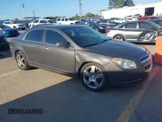 2012 Chevrolet Malibu 1LT z VIN 1G1ZC5E01CF294135, wystawiony jako IAAI lot #43360387 z przebiegiem 188 283 mil mil oraz . Historia ofert i sprzedaży dostępna na DreamBid. Obrazek 1.