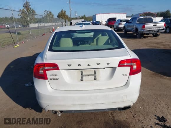 ✅ 2015 Volvo S60 T5 Drive-E Platinum • VIN: YV140MFD6F1310766 • Lot: 43362458. Wystawiony na IAAI z przebiegiem 159 647 mil. Bezpłatny archiwum sprzedaży aukcyjnych z USA i szczegółowy raport historii pojazdu na DreamBid. Zdjęcie 16.