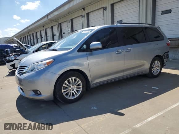 ✅ 2017 Toyota Sienna XLE Auto Access Seat • VIN: 5TDYZ3DC2HS817445 • Lot: 56551795. Wystawiony na Copart z przebiegiem 95 336 mil. Bezpłatny archiwum sprzedaży aukcyjnych z USA i szczegółowy raport historii pojazdu na DreamBid. Zdjęcie 1.
