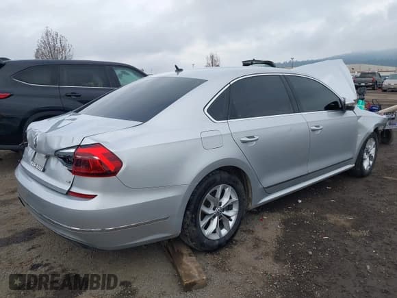 ✅ 2017 Volkswagen Passat S • VIN: 1VWAT7A35HC003660 • Лот: 43744158. Опубликован ранее на IAAI с пробегом 134 221 миль. Бесплатный доступ к архиву аукционных продаж из США и подробный отчёт об истории автомобиля на DreamBid. Изображение 4.