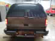 1998 Chevrolet Blazer LT z VIN 1GNDT13W5W2275852, wystawiony jako Copart lot #77938284 z przebiegiem 181 678 mil mil oraz Czysty tytuł • Clean title. Historia ofert i sprzedaży dostępna na DreamBid. Obrazek 6.