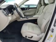 ✅ 2021 Volvo XC60 Momentum • VIN: YV4102DK4M1783395 • Lot: 70259135. Wystawiony na Copart z przebiegiem 23 061 mil. Bezpłatny archiwum sprzedaży aukcyjnych z USA i szczegółowy raport historii pojazdu na DreamBid. Zdjęcie 7.