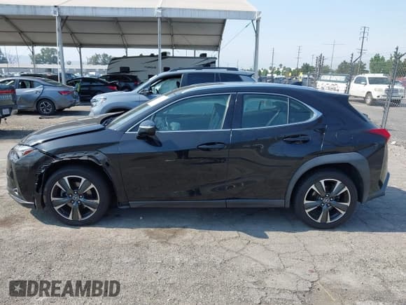✅ 2019 Lexus UX 200 • VIN: JTHY3JBH2K2012949 • Lot: 42732371. Wystawiony na IAAI z przebiegiem 94 391 mil. Bezpłatny archiwum sprzedaży aukcyjnych z USA i szczegółowy raport historii pojazdu na DreamBid. Zdjęcie 15.