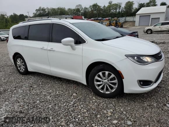 ✅ 2018 Chrysler Pacifica Touring L • VIN: 2C4RC1BG5JR246225 • Lot: 81711075. Wystawiony na Copart z przebiegiem 170 666 mil. Bezpłatny archiwum sprzedaży aukcyjnych z USA i szczegółowy raport historii pojazdu na DreamBid. Zdjęcie 4.