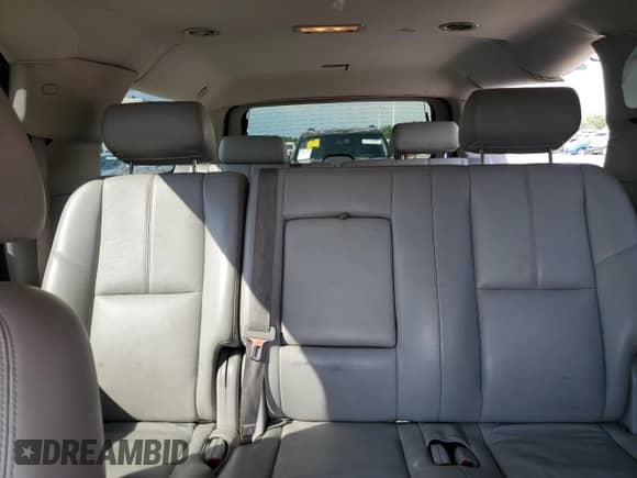 2010 Chevrolet Suburban LT z VIN 1GNUKJE39AR120047, wystawiony jako Copart lot #67310985 z przebiegiem 179 985 mil mil oraz Nie do naprawy • Non repairable. Historia ofert i sprzedaży dostępna na DreamBid. Obrazek 10.