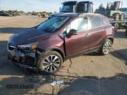 ✅ 2018 Buick Encore Essence • VIN: KL4CJCSB1JB570776 • Лот: 71449275. Опубликован ранее на Copart с пробегом 80 697 миль. Бесплатный доступ к архиву аукционных продаж из США и подробный отчёт об истории автомобиля на DreamBid. Изображение 1.