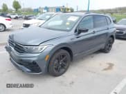 ✅ 2023 Volkswagen Tiguan SE R-Line Black • VIN: 3VVCB7AX5PM039767 • Lot: 42014072. Wystawiony na IAAI z przebiegiem 18 424 mil. Bezpłatny archiwum sprzedaży aukcyjnych z USA i szczegółowy raport historii pojazdu na DreamBid. Zdjęcie 2.
