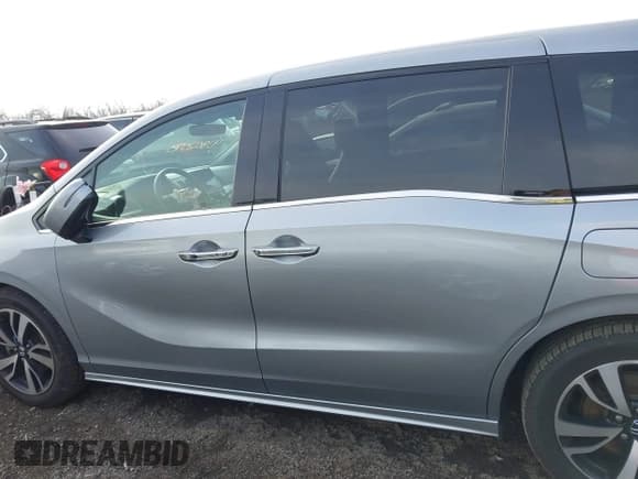 ✅ 2018 Honda Odyssey Elite • VIN: 5FNRL6H92JB030057 • Lot: 43802070. Listed on IAAI with 155,001 mi. Free auction sales archive from the USA and detailed vehicle history report at DreamBid. Image 14.