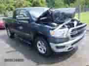 2019 Ram 1500 Tradesman z VIN 1C6SRFCT5KN597618, wystawiony jako IAAI lot #42243878 z przebiegiem 69 131 mil mil oraz . Historia ofert i sprzedaży dostępna na DreamBid. Obrazek 1.