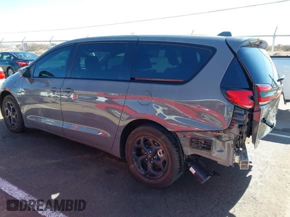 ✅ 2022 Chrysler Pacifica Hybrid Limited • VIN: 2C4RC1S79NR222225 • Лот: 41443021. Опубликован ранее на IAAI с пробегом 10 978 миль. Бесплатный доступ к архиву аукционных продаж из США и подробный отчёт об истории автомобиля на DreamBid. Изображение 15.