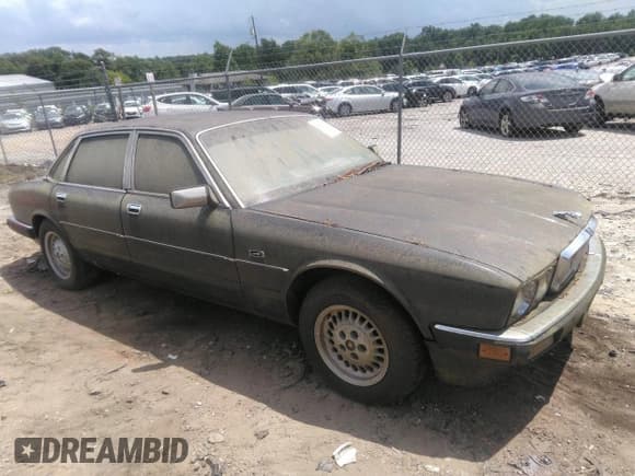 ✅ 1988 Jaguar XJ • VIN: SAJHV1648JC540850 • Lot: 42548351. Wystawiony na IAAI z przebiegiem 124 005 mil. Bezpłatny archiwum sprzedaży aukcyjnych z USA i szczegółowy raport historii pojazdu na DreamBid. Zdjęcie 1.
